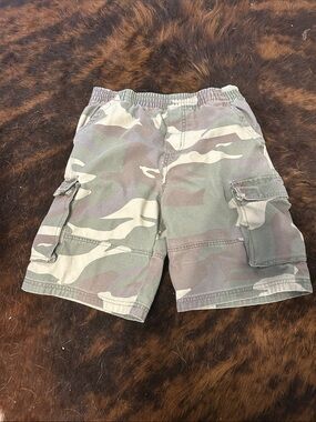 Kids' Camouflage Cargo Shorts with Elastic Waist - Green Camo